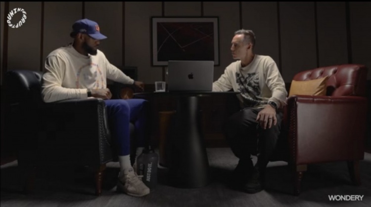 开云娱乐-詹姆斯：只要辅助手伸直了推开对手就是进攻犯规 可以用肩膀对抗